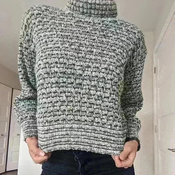 Jr Club Sweater, cropped Turtleneck,  beige gray and black, Size :XS - Picture 4 of 9